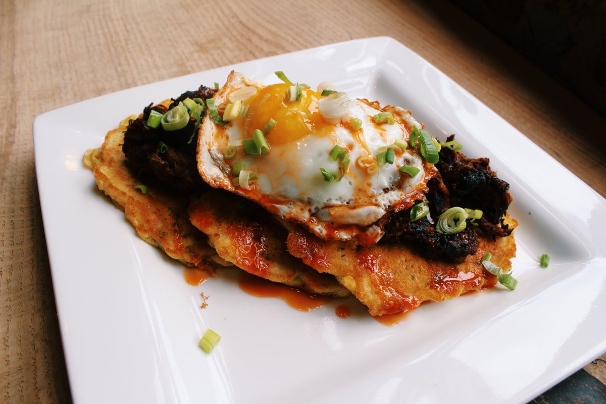 CommMattCafe's tweet photo. Guess who's back, back again...

Our pulled pork johnny cakes 🎉 The johnny cakes are made with corn, jalapeños, and bell peppers, and we top them with sweet braised pulled pork, a sunny egg, green onions, and a honey ginger glaze😍 https://t.co/vFpmdBYc40
