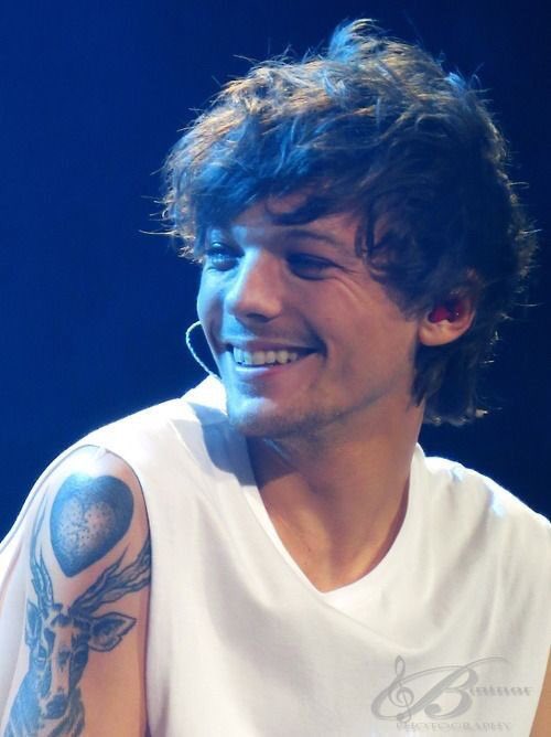 Louis Tomlinson smiling so much to the point his eyes almost disappear — a thread ⁎⁺˳✧༚