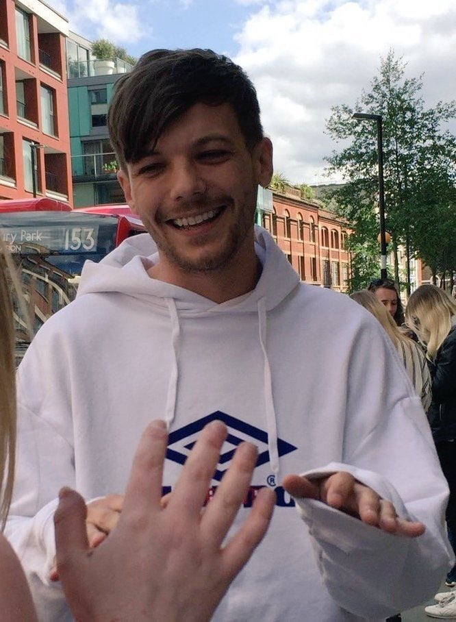 Louis Tomlinson smiling so much to the point his eyes almost disappear — a thread ⁎⁺˳✧༚