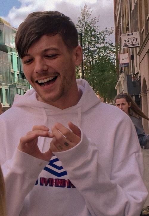 Louis Tomlinson smiling so much to the point his eyes almost disappear — a thread ⁎⁺˳✧༚