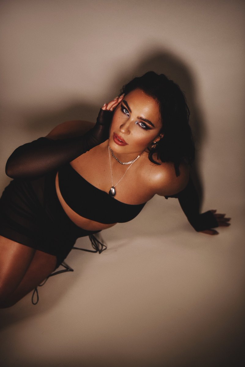 wonderlandmag's tweet photo. Serving up her own fresh take on R&amp;B is Swedish star @MollyHammar with empowering new track, “Douchebag” 🔥 https://t.co/BY3ADRvDNh https://t.co/1VsWSE1Jdy