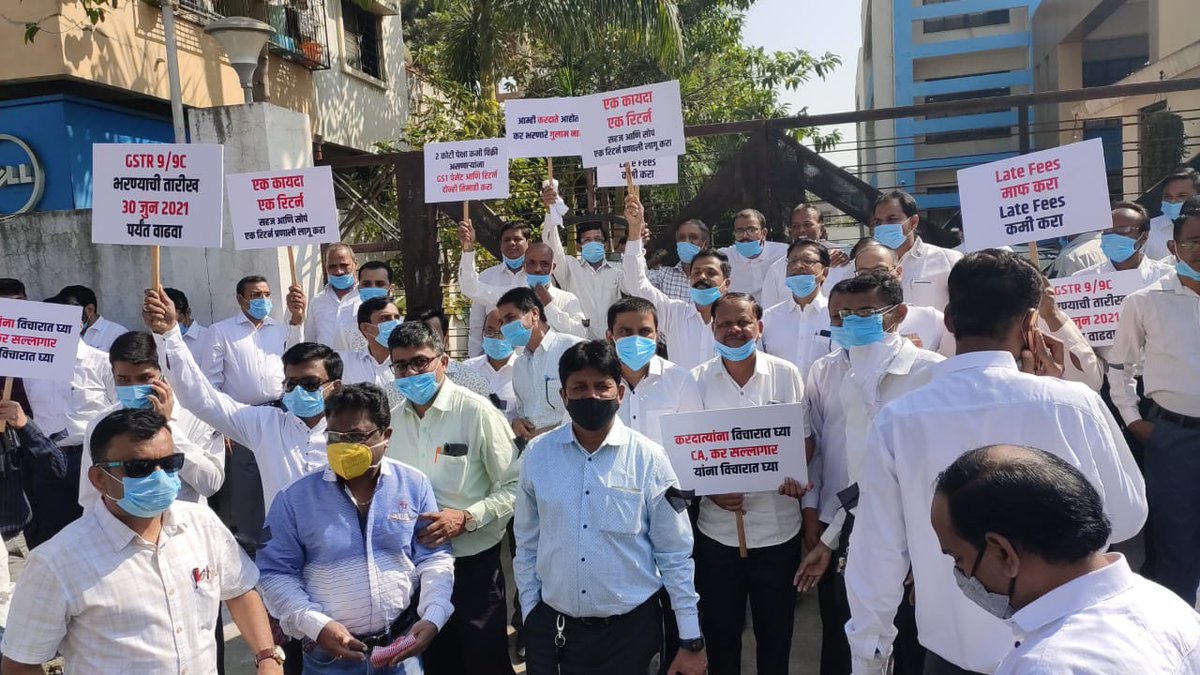 Tax Professionals, Trade Association, Chamber of Commerce, etc doing #ProtestForTaxReforms at GST Department #Nashik 

This protest was carried our by more than 200 associations across India against poor law & legal infra

#GiveUsEaseofDoingBusiness 
#GiveUsGoodGovernance