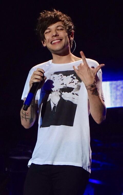Louis Tomlinson smiling so much to the point his eyes almost disappear — a thread ⁎⁺˳✧༚