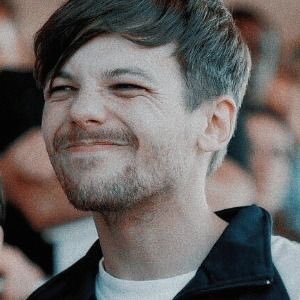 Louis Tomlinson smiling so much to the point his eyes almost disappear — a thread ⁎⁺˳✧༚