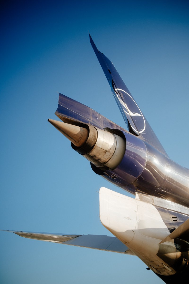 Airport_FRA's tweet photo. Some MD-11 love on this #freightday! 💙 Did you know: the tail engine of this trijet is so heavy that an empty MD-11F can only maintain its balance when extra weight is added to its front? Now you know. 😊 #frankfurtairport #cargofacts #lufthansacargo https://t.co/9fIx8ndjqm