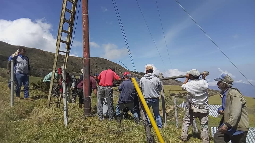 ElPitazoTV's tweet photo. #Trujillo | En la tarde de este #28En, con la ayuda de la comunidad, quien aportó parte del transporte, Corpoelec instaló el repuesto del transformador. Los ciudadanos esperaban ese equipo desde abril de 2020 #29Ene -vía @Supermagab Fotos: cortesía Carmen Rusa https://t.co/sK3P9HY0UQ