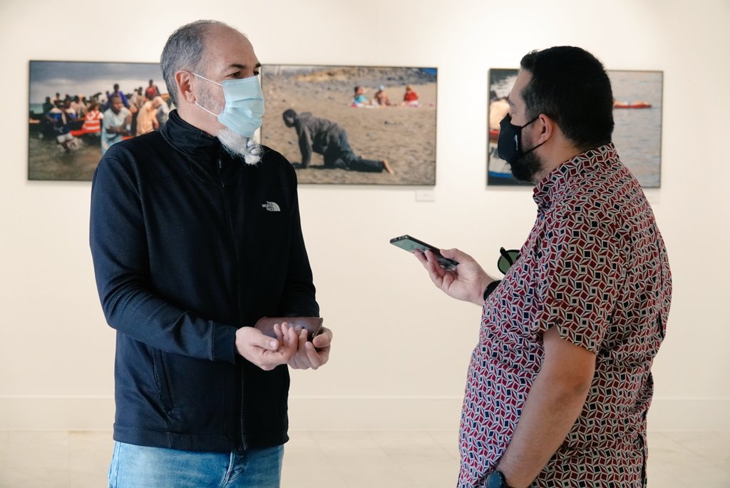 joantp's tweet photo. Mañana intensa para presentar en @Casaafrica a los medios la exposición del fotoperiodista Juan Medina @medinafoto. 20 años de cobertura de las migraciones por la #fronteraSur. Visita imprescindible, no se lo pierdan https://t.co/kZJw8UHruk