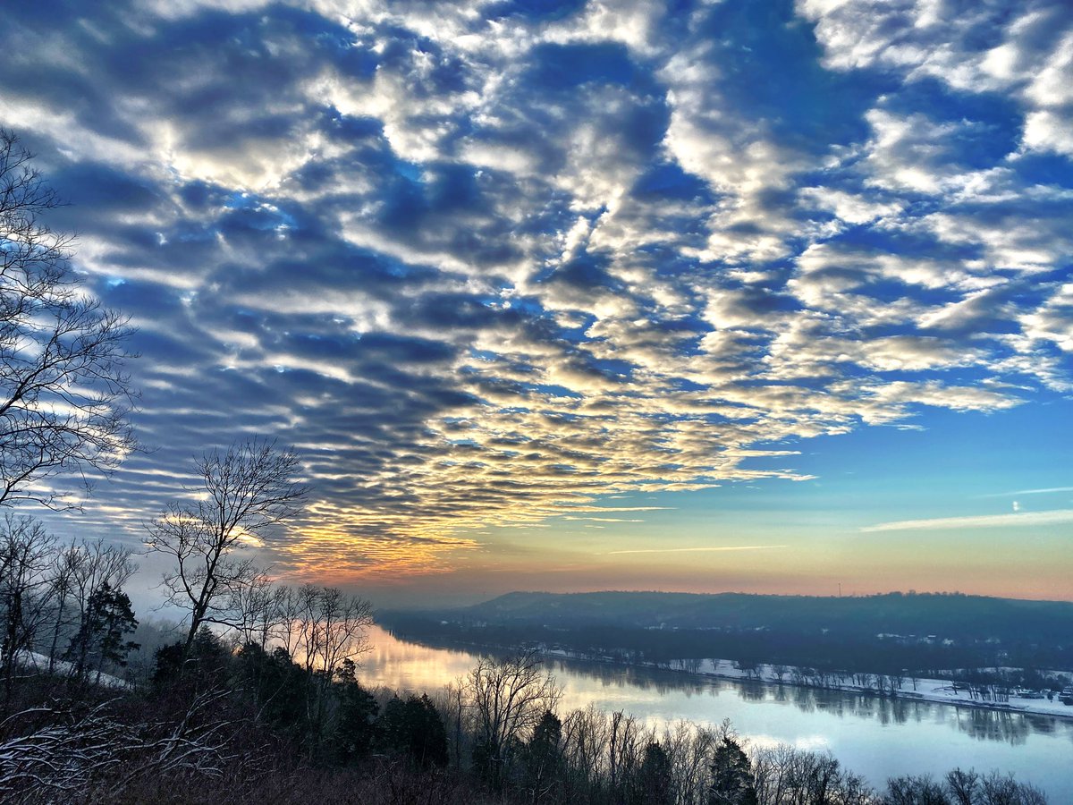 KathyLawler's tweet photo. What. A. Sky. #lookup #ohioriver #cincyskies @KetchmarkWCPO https://t.co/ymflM2hE5k