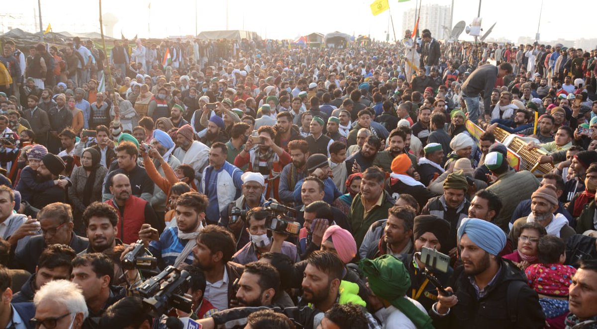 DeependerSHooda's tweet photo. आज गाजीपुर बॉर्डर धरने पर पहुंचकर राकेश टिकैत जी का हालचाल जानने के साथ किसानों से शांति-अहिंसा के रास्ते पर अडिग रहने की अपील की और सरकार से पुनः बातचीत का रास्ता खोलने का आग्रह किया। 
साथ में राज्यसभा सांसद @Partap_Sbajwa जी और पूर्व केंद्रीय मंत्री जयप्रकाश जी। 2/2 https://t.co/5cuBBELcTg