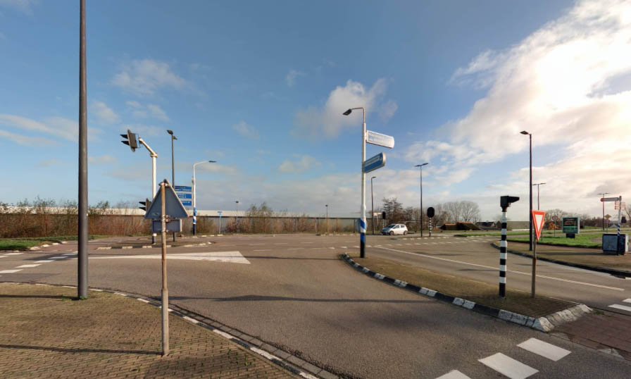 De kruising Maasdijk-Dr. Albert Schweitzerdreef gaat in de eerste helft van 2021 op de schop. Het college van B&amp;W van #Maassluis heeft besloten het kruispunt veiliger en toekomstbestendig te maken. Er komen onder meer verkeerslichten voor al het verkeer: bit.ly/3ov7eLR