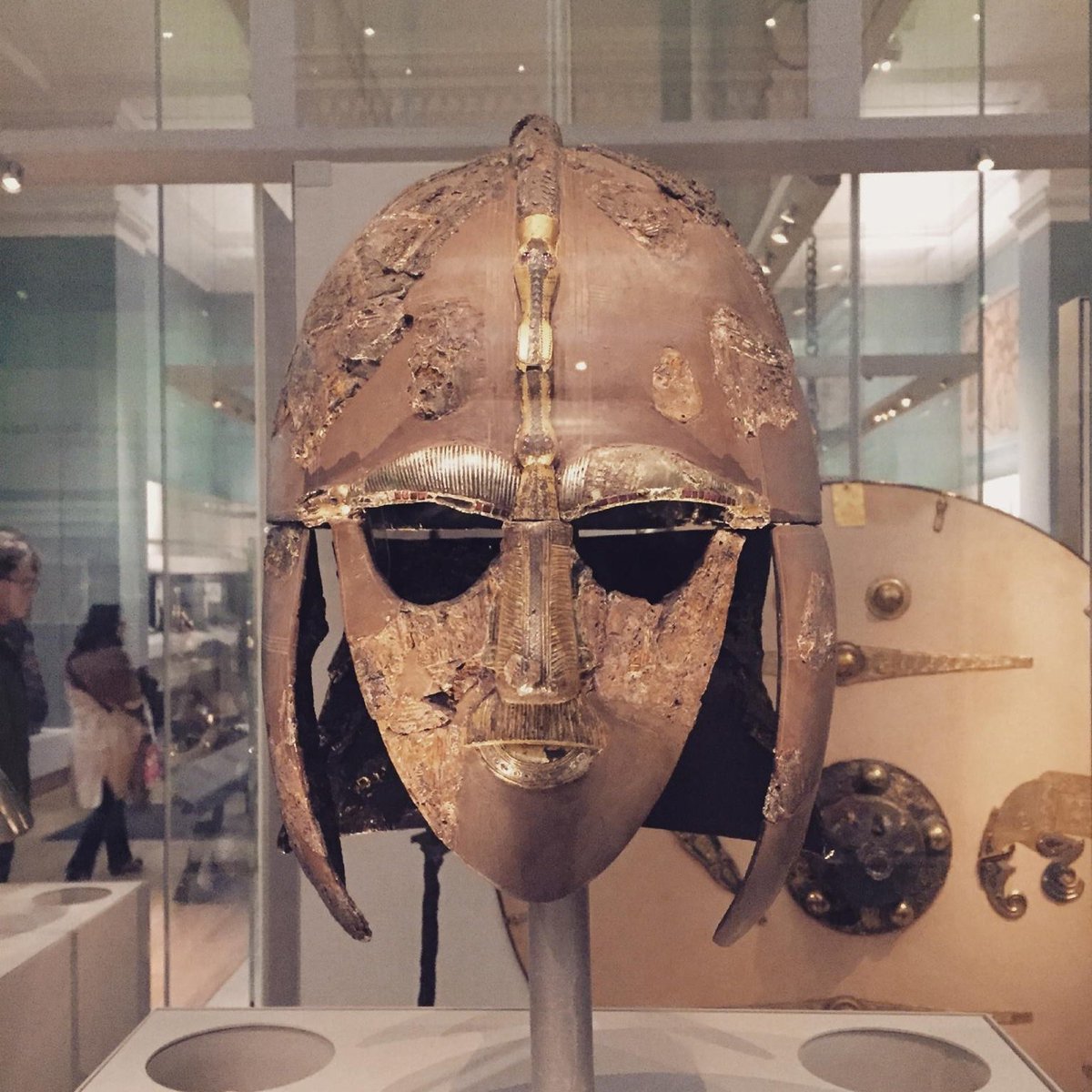 Since the Sutton Hoo film 'The Dig' came out today I thought I'd focus my  #earlyenglishqueens thread on the wife of King Raedwald of East Anglia! We know of Raedwald's wife through Bede: though she is not named she is important to his narrative of the conversion to Christianity