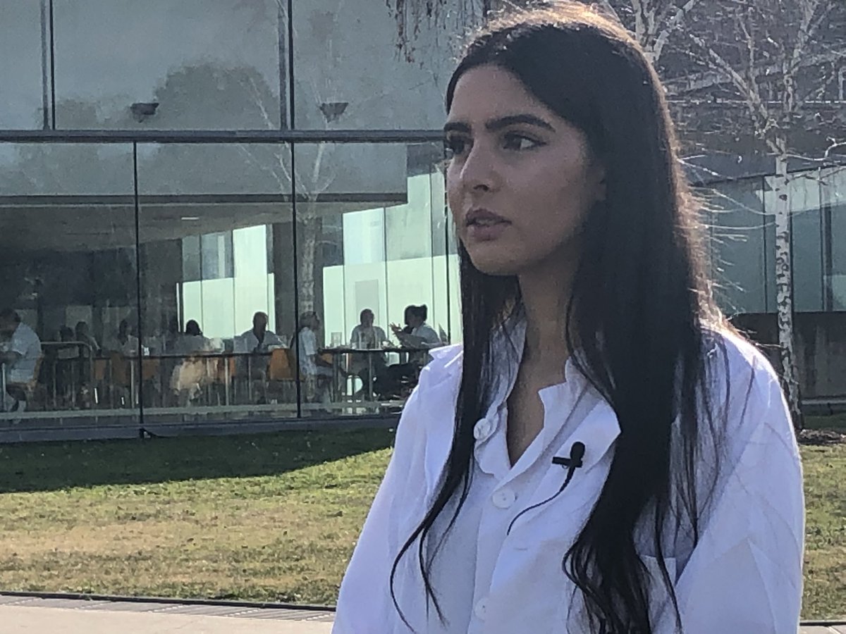 iasgirona's tweet image. La Hannan és infermera júnior de la unitat d’hospitalització infantojuvenil de #salutmental de l’#iasgirona Avui participa en el projecte promocional de l’associació @azaharaong, dedicada al foment de la ciència entre els joves de #Salt 👍#InfermeraIAS 🔝