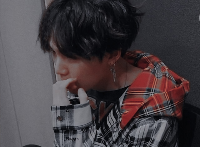 urimyungriu's tweet image. #yoonminau #howrude

jimin, basketbol takımının parlayan yıldızı yoongi'yle karşılaştığı her an sebebini bilmediği nefretiyle yüzleşmek zorunda kalıyordu.