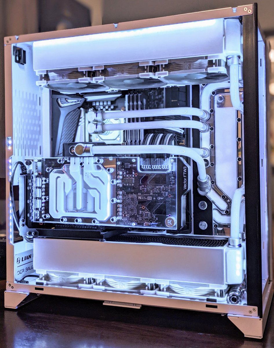 rumble_muffin's tweet photo. @TEAMEVGA @EKWaterBlocks Finally got it all put together. I was determined to cram it all in there. Was only able to get the 3090 thanks to the queue system. https://t.co/UlBxL2rMzq