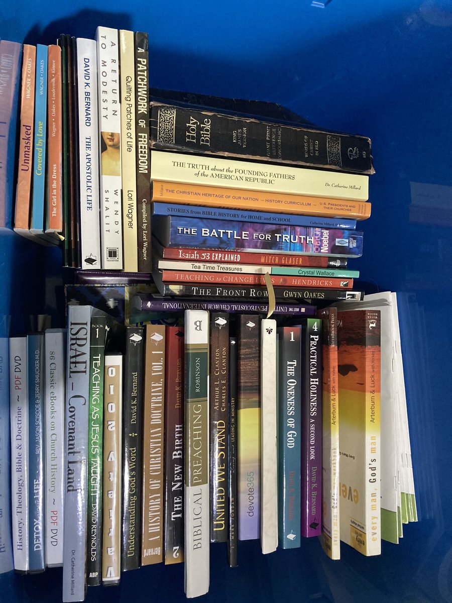 lemjen97's tweet image. My husband cleaned out our storage room yesterday and discovered all my missing books 🙌

#MovingProblems #StillUnpacking