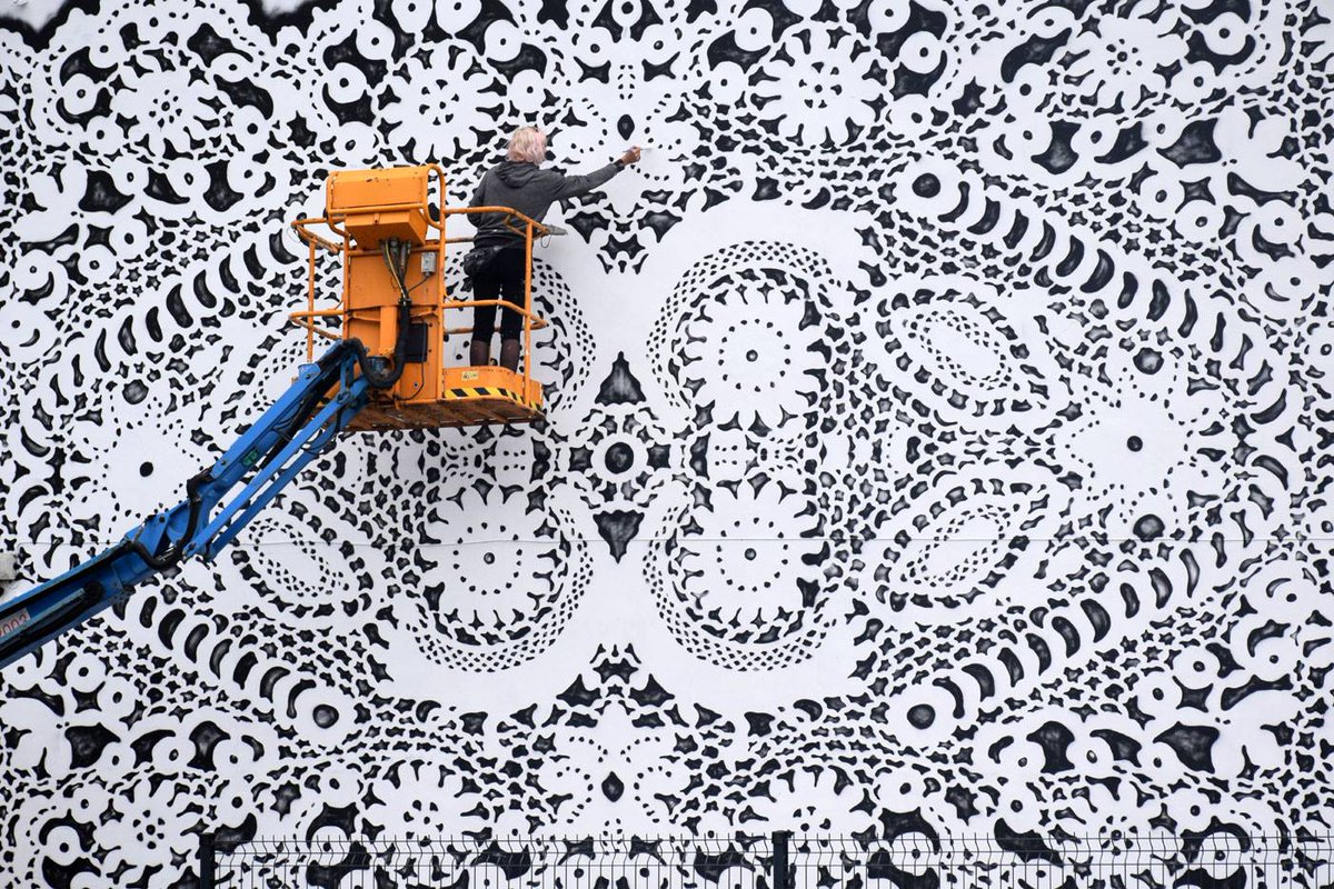 womensart1's tweet photo. Polish artist NeSpoon from Warsaw, known for her street art featuring traditional lace pattern imagery #womensart https://t.co/1oYavWfbkn