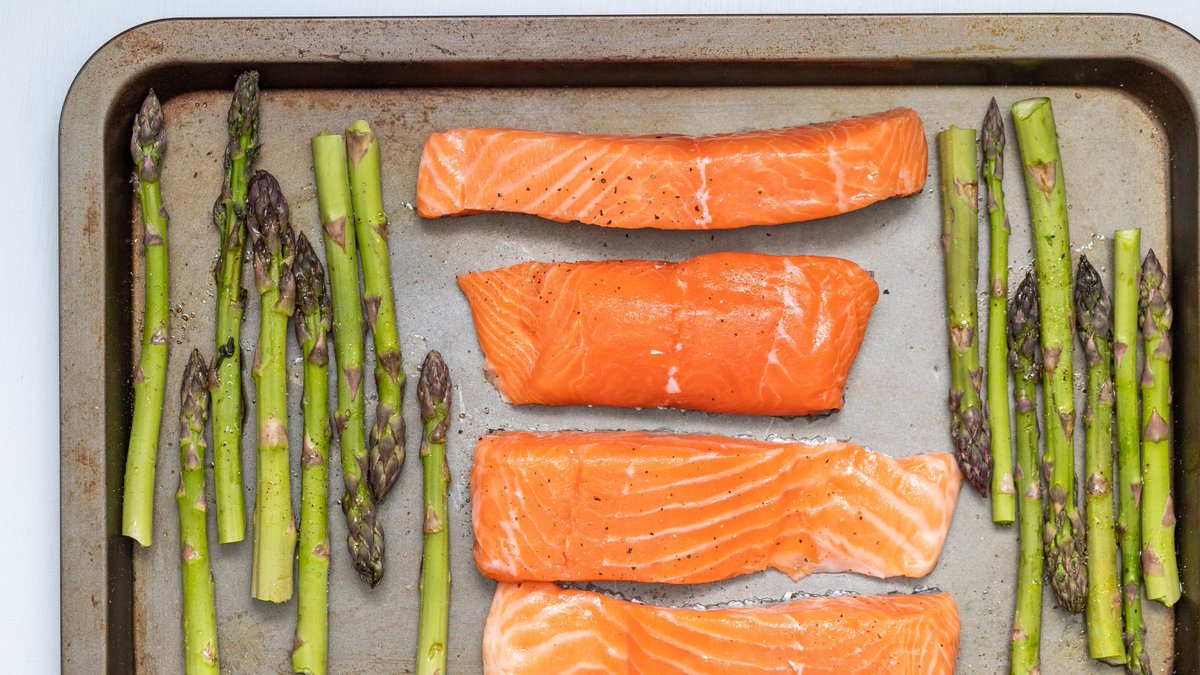 AlwaysOmega3s's tweet photo. What's your favorite side to make with #salmon?
Salmon is a delicious and versatile fish, and the options are endless, whether roasted, sautéed, fried, poached, grilled, or raw. Comment your go-to!
#alwaysomega3s #chefstatus #healthyfood https://t.co/GUyKhs4rbi