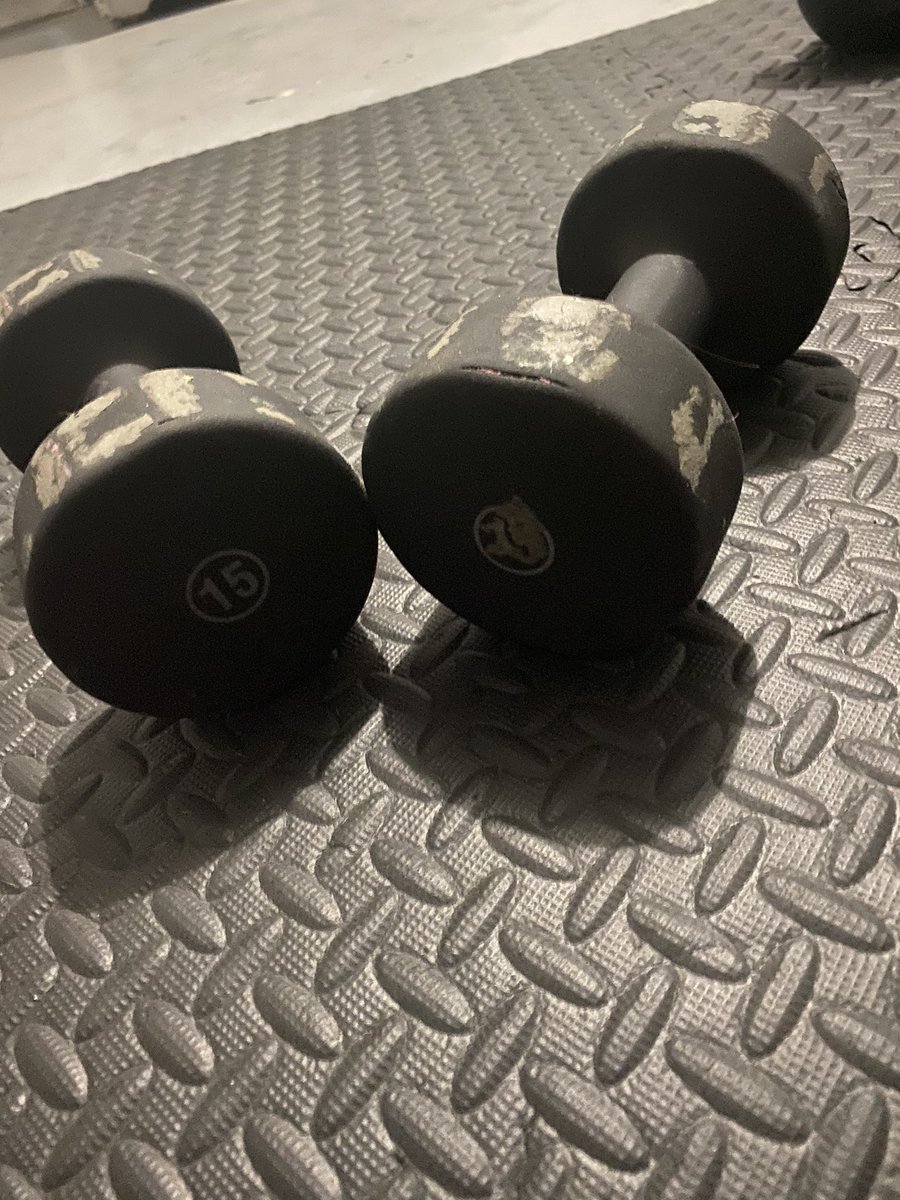 donstugots's tweet image. Scissor lunges and free weights done. #carido and #strengthtraining  #riseup