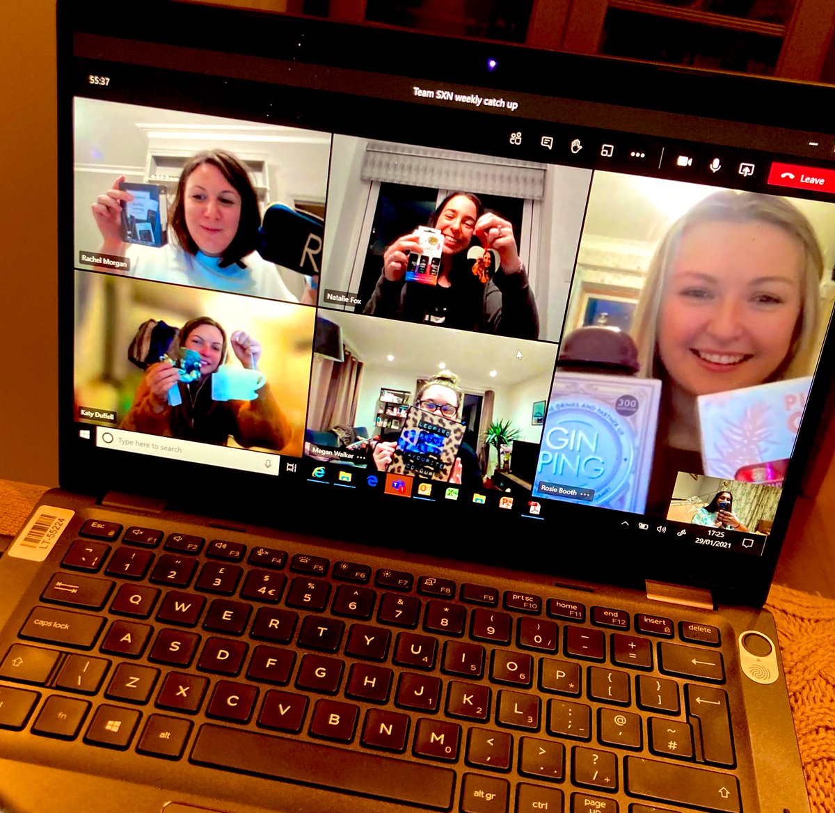 ShiviNathan's tweet photo. Team SXN Secret Santa!! Epic gift giving this year! #BetterLateThanNever #ifonlywewereatthepub #lockdowndrinks @racheltom86 @nat_fox1988 @rosie__booth @MeganWalker1510 @KatyDuffell https://t.co/WmOcI7uErp