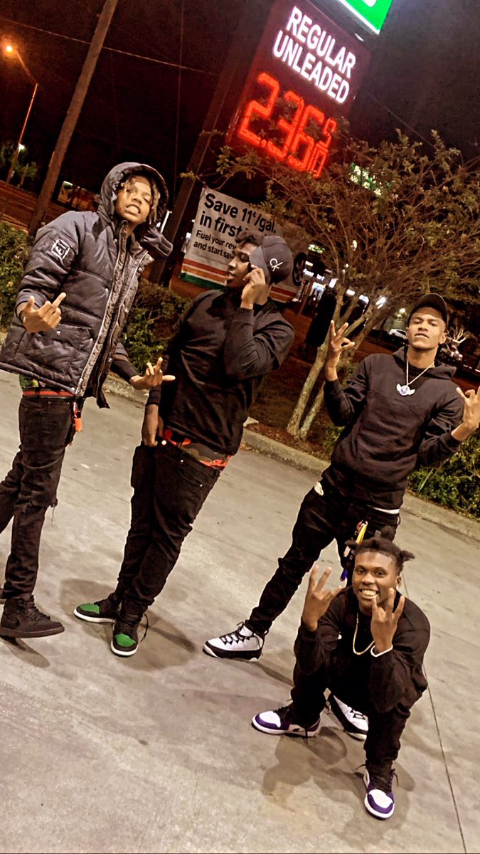 2700stunna's tweet photo. Doorstep gang🍇🍃 I believe in dem packages 📦
#DISrapSHT #JUSaSKILL #FREEmyTHUGS #LLDAGUYS💸 https://t.co/7A3ZWT2Si9