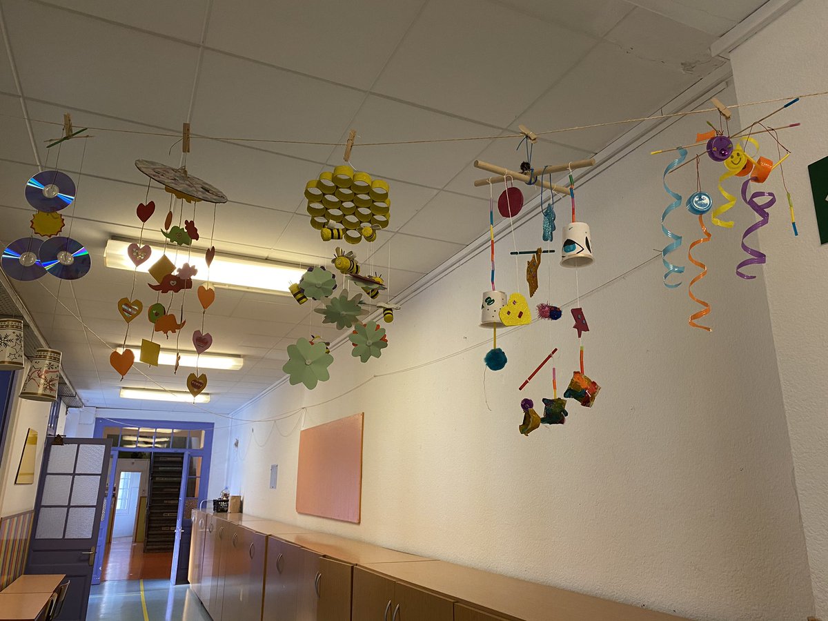 AmargosEva's tweet photo. Passadís de la PIN1 de #JEStGervasi guarnit a l’estil d’Alexander Calder. Gràcies famílies per col•laborar en superar el repte del projecte de les joguines 1,2,3 pedra, paper, tisores. Uns cracks! @jesuitesedu https://t.co/Aqj6uK1IUG