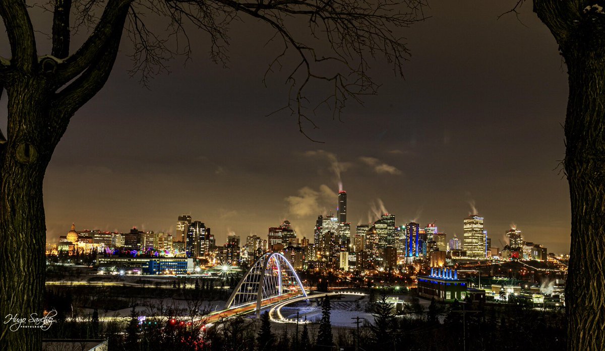 Really cold, yet so beautiful #Edmonton #downtown #PhotoOfTheDay #cityofedmonton #Albertaskies  #Walterdalebridge #ableg #canada #alberta #rivervalley #winter #coldnights  #yegdt #evening #photograghy #tree #nightphotography