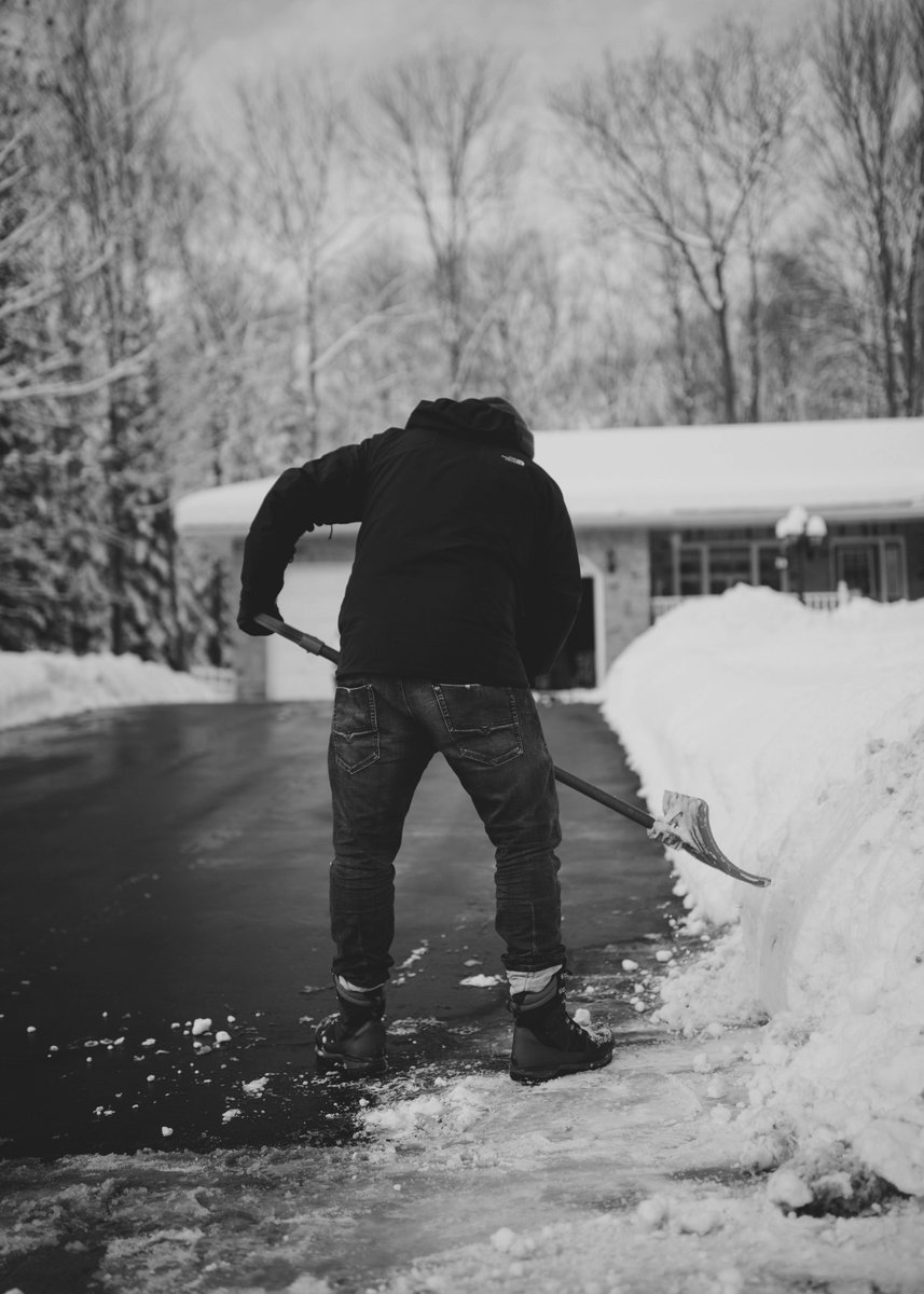 NeighborLinkFW's tweet image. With the predicted snowfall this weekend, we are reaching out to our volunteers to help shovel snow for neighbors all over Fort Wayne! If you are interested in clearing a few driveways, let us know at grace@nlfw.org.