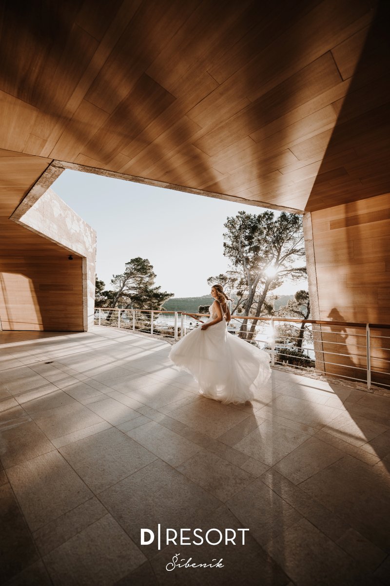 Experience an elegant wedding in a fairy-tale ambiance. 🥂