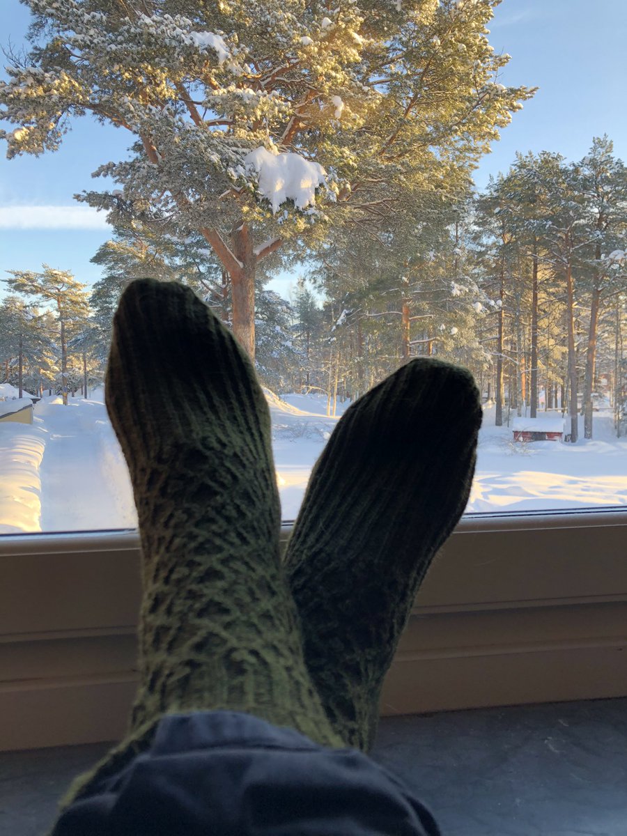 rootsofthenorth's tweet photo. The richest snow falls in ages! Staying warm with these beauties made by #knittingqueen @a_philomath!! ๐งถ ๐ ๐๐คฉ https://t.co/aAvKGpoZP7