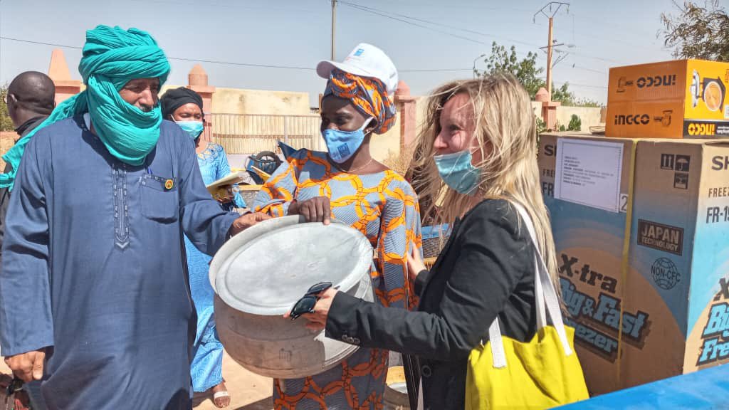 GhislaineGatho's tweet image. #Solutionsdurables à Mopti, réduction de vulnérabilité des populations:  appui @PNUDMALI à 2985 femmes membres  de 51 coopératives femmes inclus #PDI ont bénéficie des équipements de production et fonds d’autonomisation économique @OCHA_Mali @AmyMartin11 @MbarangaUN @ScheuerJo