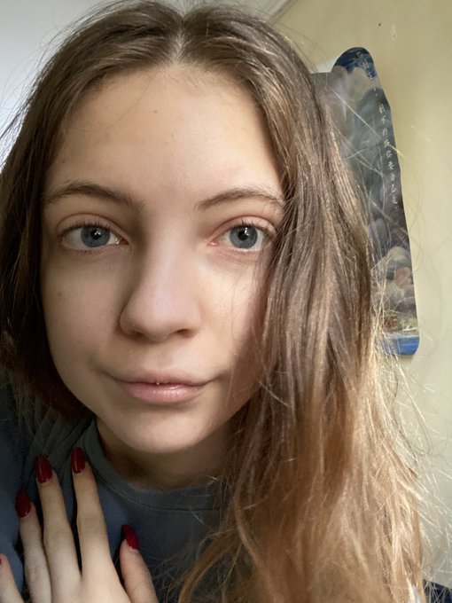 Just woke up, in case anyone was wondering what I looked like the moment I wake up bed head and all 😭