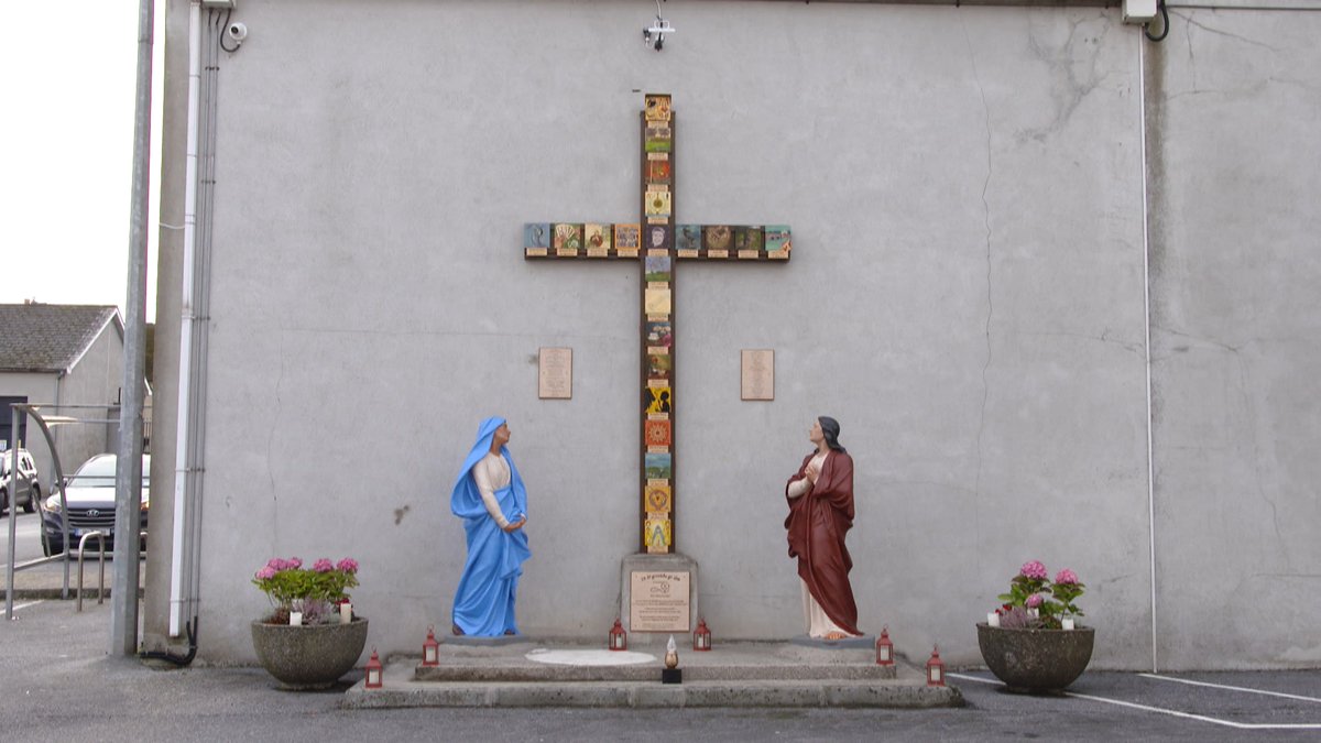 In Co Tipperary we see how the people of Carrick on Suir undertook an arts project to remember locals who died during the Pandemic &amp; we also meet family members who lost love ones on #RTENationwide Friday 29th January <a href="/RTEOne/">RTÉ One</a> 7pm &amp; RTE+1 8pm <a href="/rte/">RTÉ</a> <a href="/TudorArtisanHub/">TudorArtisanHub</a> <a href="/ckonsuirnews/">CarrickNews</a> RT