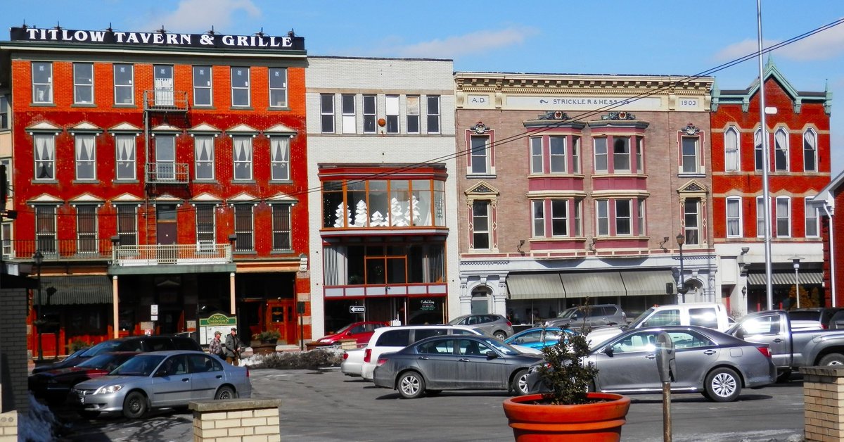 BeautifulUTPA's tweet photo. Who's ready for the weekend? Here is a nice photo of downtown W. Main Street sent in by John! 
#fayettepride #fayettecounty #uniontown #pennsylvania #community #family #friends https://t.co/qvAuRSwuSC
