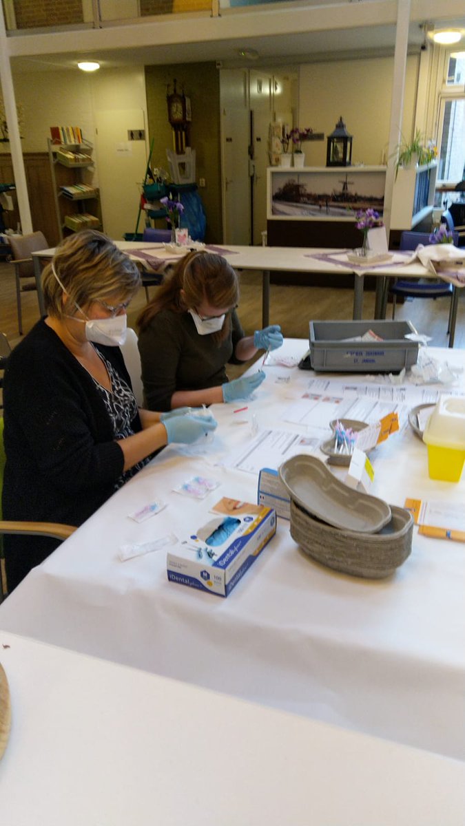 EefvdStreek's tweet photo. Na een grondige voorbereiding door de verpleegkundigen, is een groot deel van de bewoners van locatie Mariposa onder toezicht van onze SOG-er vanmorgen gevaccineerd. #ikprikhetwel #COVID19 #vaccineren #verpleeghuis https://t.co/WfexyHf9BC