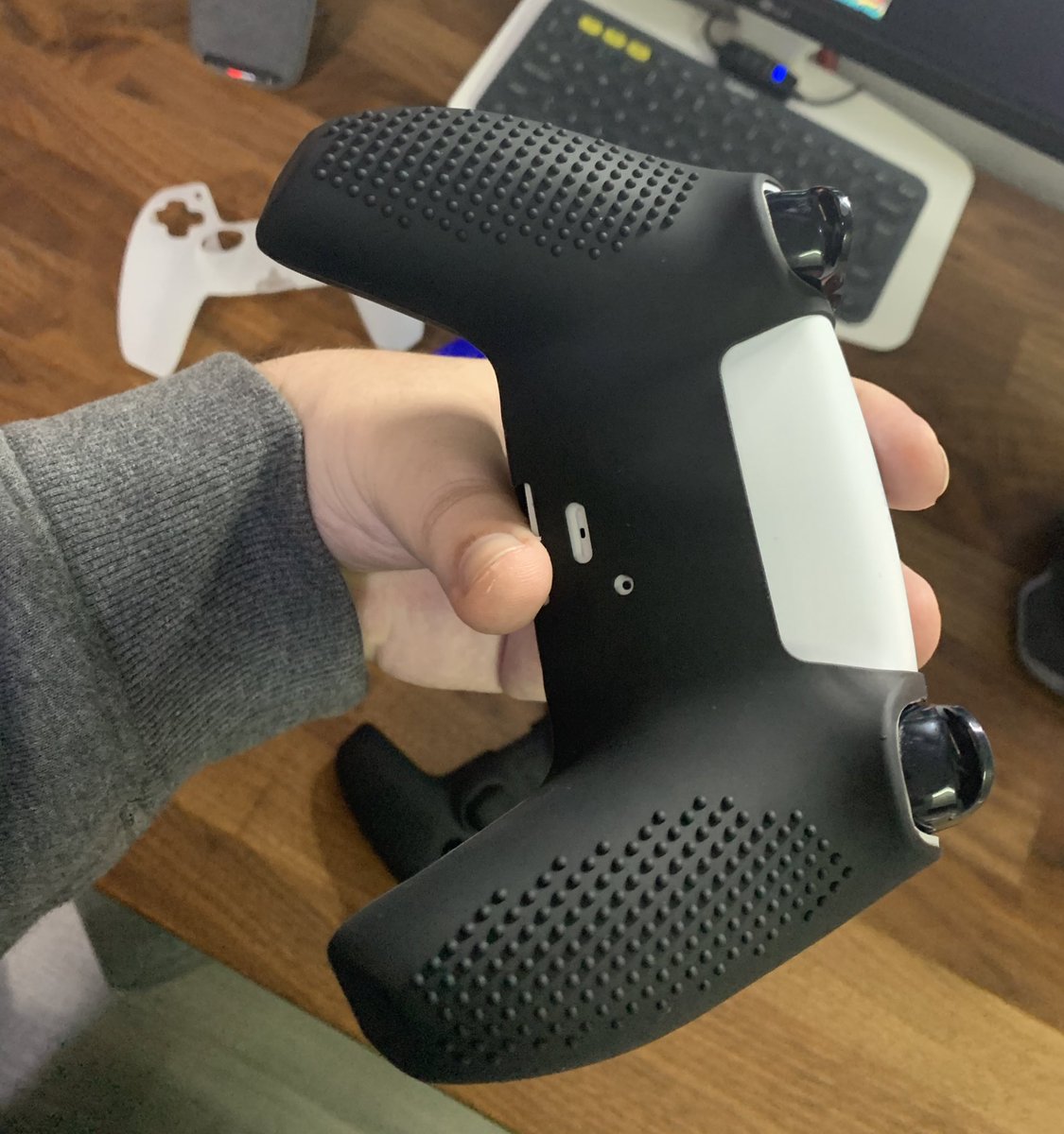 xARiiAN's tweet photo. Buuuuufff! Muchísimas gracias a @FlowFundas por estos regalazos, unas buenas funditas protectoras para el mando de PS5 ❤️🔥 Aún no lo he usado mucho pero se agarra súper bien el mando y no resbala nada 🙏 https://t.co/v5hVXeNAgZ