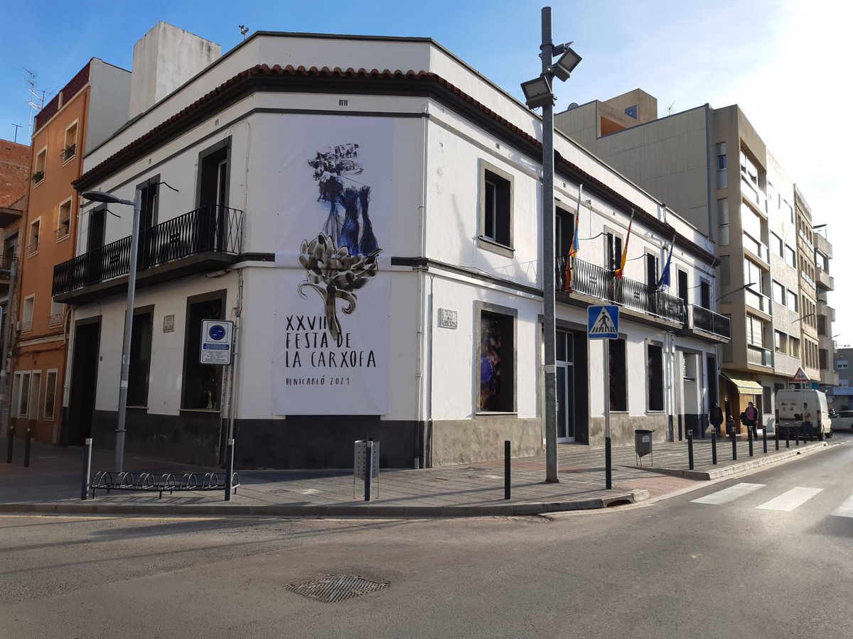Ajunt_Benicarlo's tweet photo. 🖼 Els carrers de Benicarló ja comencen a lluir els espectaculars vinils que homenatgen els actes més multitudinaris de la Festa de la Carxofa.

😍 També està al carrer la primera de les cinc escultures de carxofa, obra de @GregoAcebedo.

ℹ️ https://t.co/xziLMs9VVj https://t.co/WypfXPLDm5