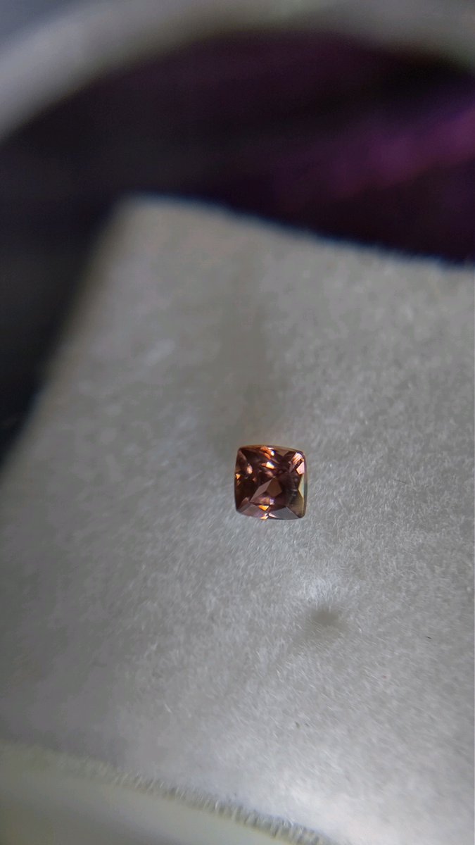 紅羽 この前買ったラズベリージルコン いい色してるんだよなぁ ジルコンだからファイアギラギラなんだけど 赤と紫とオレンジと 茶色といっぱい混ざった色してるの 2つあるからピアスかなぁ 安直だなぁ 紅羽の宝石箱 紅羽 この前買ったラズベリージルコン いい色してるんだよなぁ ジルコンだからファイアギラギラなんだけど 赤と紫とオレンジと 茶色といっぱい混ざった色してるの 2つあるからピアスかなぁ 安直だなぁ 紅羽の宝石箱