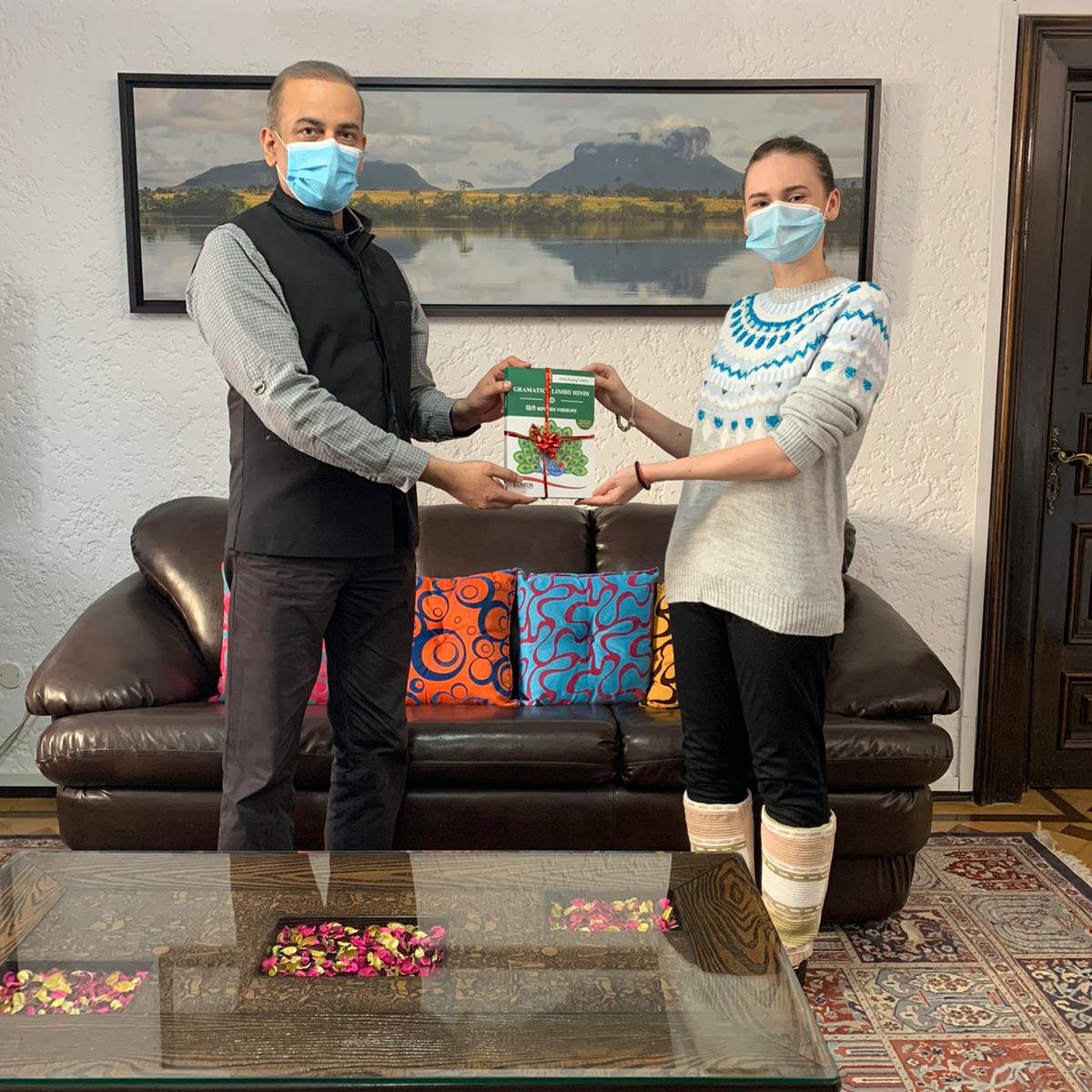 eoiromania's tweet photo. „Gramatica Limbii Hindi - हिंदी भाषा का व्याकरण”, scrisă de dr. Hilda-Hedvig Varga a fost lansată de ambasadorul Indiei, E.S. Domnul Rahul Shrivastava. Aceasta este prima carte de gramatică a limbii Hindi scrisă de un fost student Hindi în limba română pentru cititorii români. https://t.co/wUXCgJvuAH