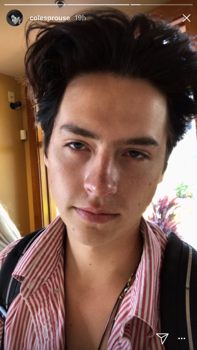 rosesforhazz's tweet photo. pamiętacie ten iconic moment jak ktoś wpisywał w google 'Cole Sprouse' a sam Cole stał za tą osobą i stało się to : https://t.co/bf2x3zMtr9