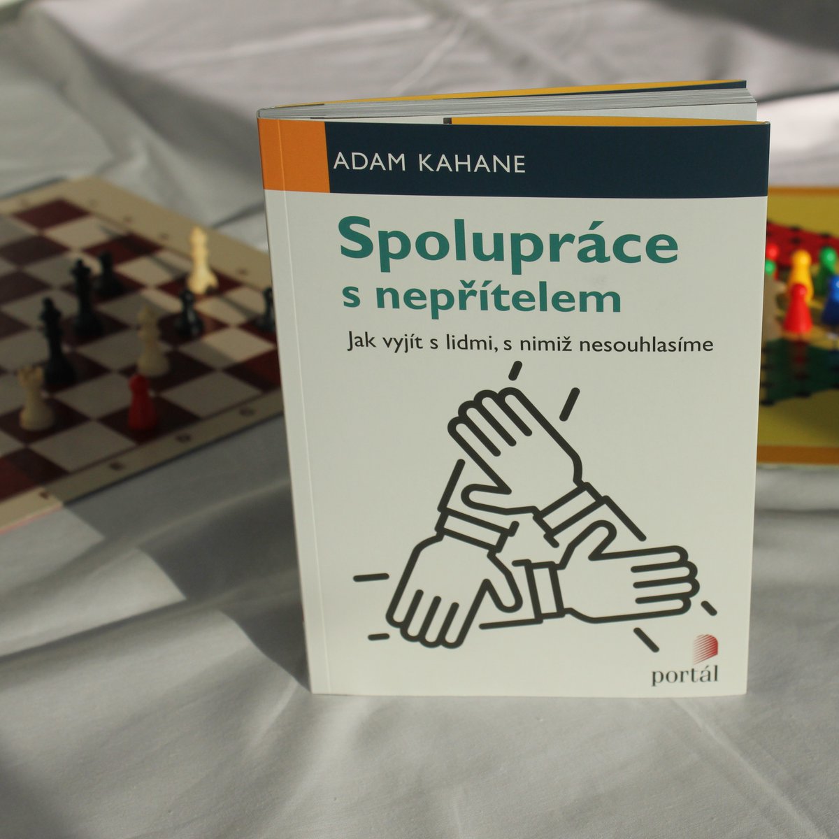 Konflikty ve vztazích? 🤯 Jak vyjít s lidmi, které nemáte rádi nebo dokonce považujete za nepřátele, se můžete dočíst v naší knize SPOLUPRÁCE S NEPŘÍTELEM od Adama Kahneho - facilitátora u konce apartheidu v Jižní Africe nebo u mírových jednání v Kolumbii. bit.ly/Portal-Spolupr…