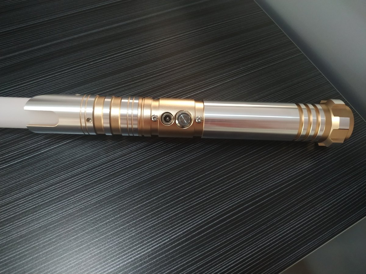 LauraPLarraya's tweet photo. No os hacéis una idea de lo bonito que es 😍🧡 #starwars #lasersaber https://t.co/zpdXRMqq2s