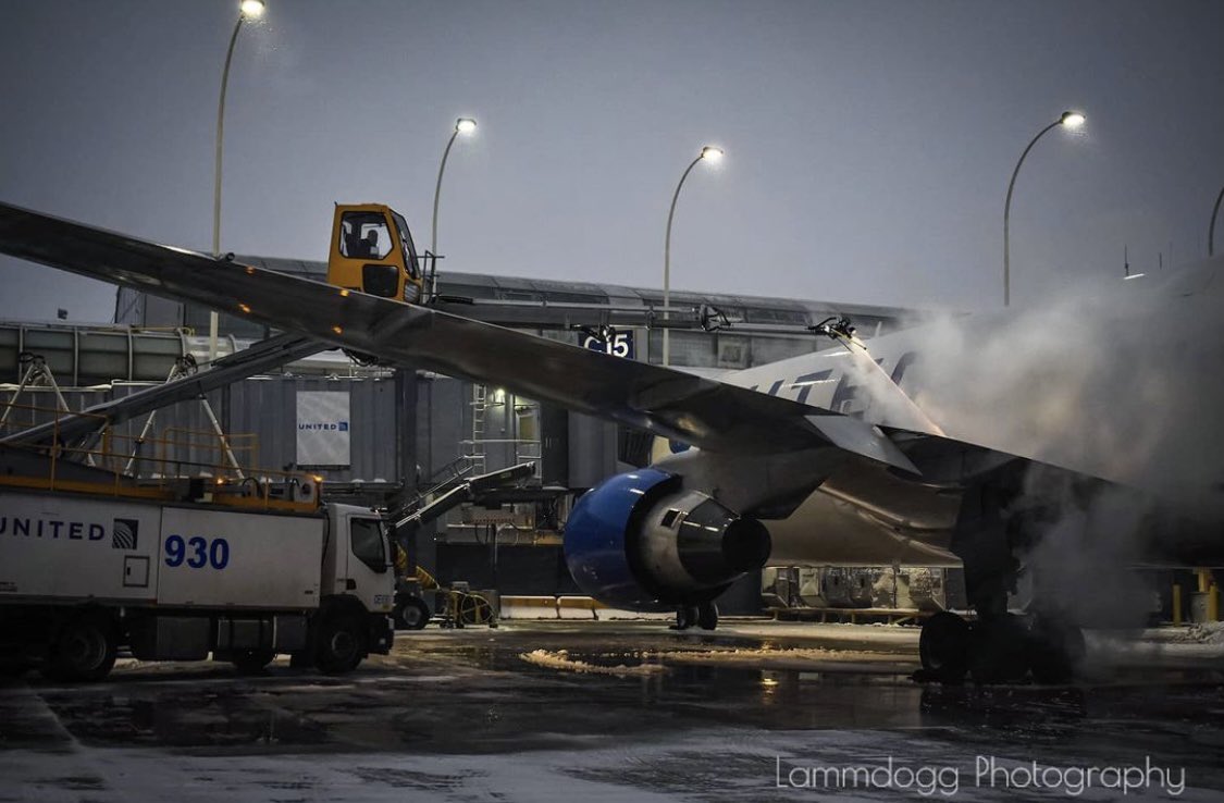 Get ready #Chicago. There’s more ❄️ in the forecast. Our winter ops team is ready! 💪🏽 (📸: IG / lammdogg_aviation ) #AVGeek