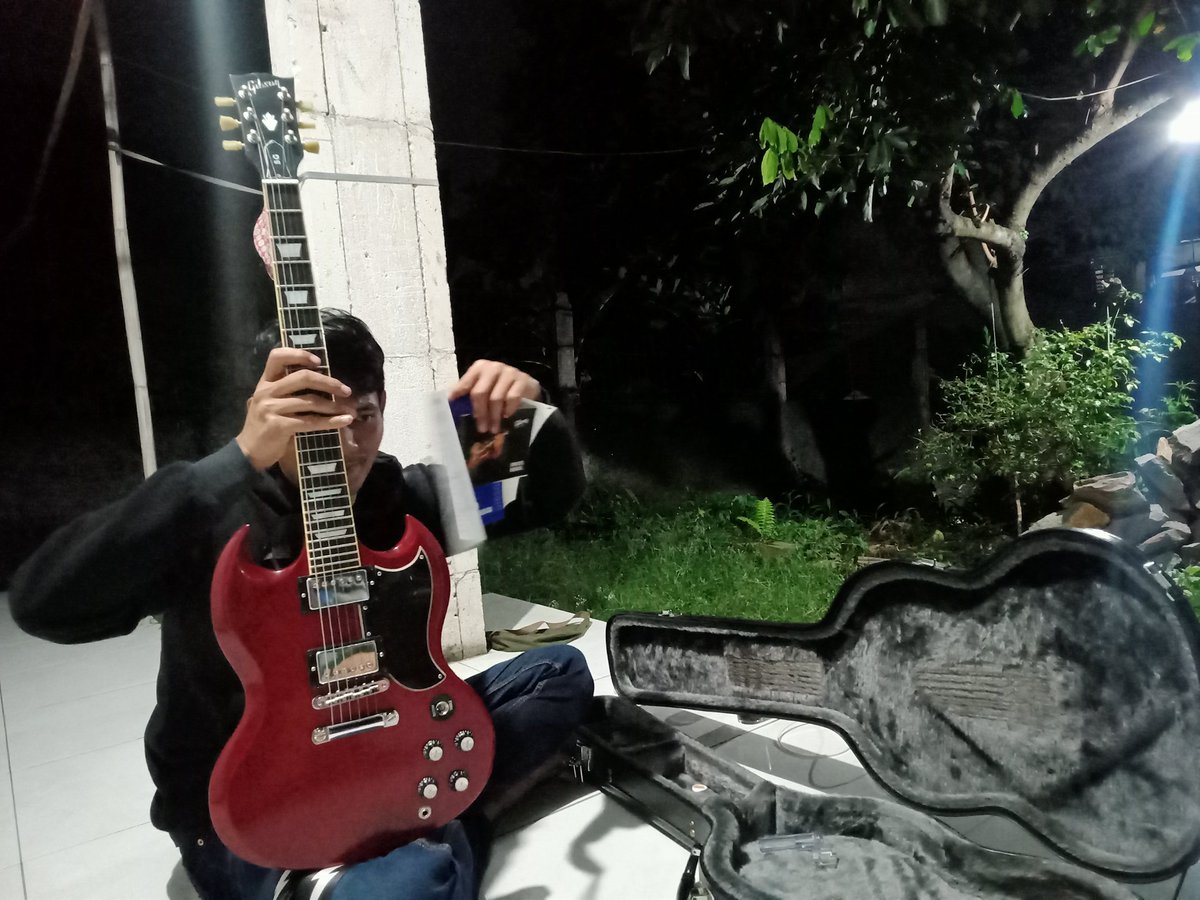 Pgn dijual aja ah "Gibson sg standard 61 Anniversary 120tn" . Resmi, ori, serial number tembus. Harga 25jt. Bisa cod juga lah