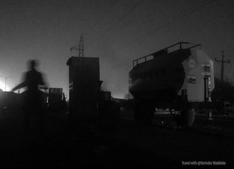 raja_aulakh_'s tweet photo. “Tonight without electricity.
Banda Singh Bahadur nagar 
Tikri Border,Delhi 

#TikriBorder 
#BJPGoonsAttackingFarmers https://t.co/Vx8mIBlr6C