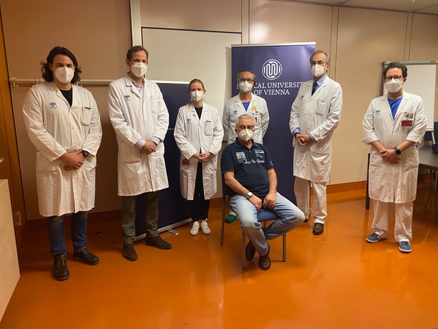 KardiologieWien's tweet photo. Heute wurde an der kardiologischen Lipidambulanz der @MedUni_Wien zum weltweit ersten Mal #Inclisiran, ein neuer revolutionärer Cholesterinsenker, außerhalb einer klinischen Studie verabreicht.

Dank neuartigem Mechanismus muss Inclisiran nur 2x / Jahr verabreicht werden. https://t.co/ZTWhkMLMft