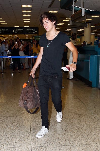 digyourcinema's tweet photo. Harry Styles and ✨that✨ bag 
a much needed thread https://t.co/SCcywK6chi