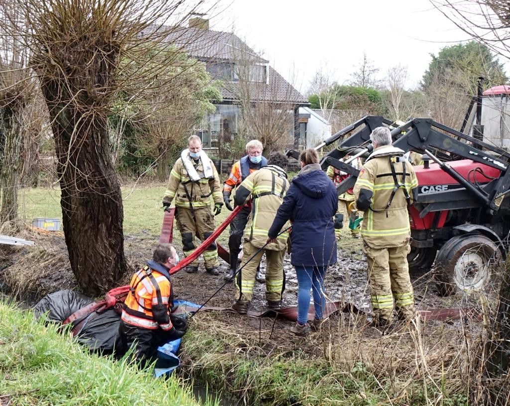 Paard belandt in greppel Schoorl, brandweer schiet te hulp..