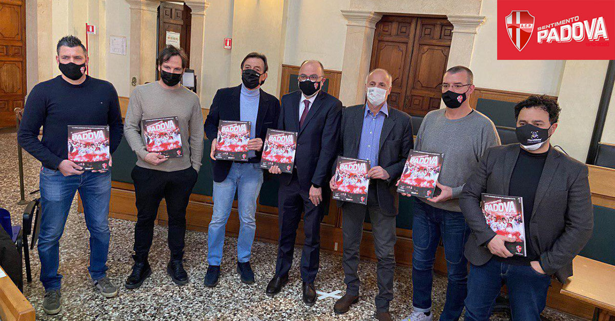 PadovaCalcio's tweet photo. #SentimentoPadova: il primo album da collezione interattivo dedicato ai Biancoscudati
https://t.co/dBSlZ1IalE https://t.co/6oh72bQLKY
