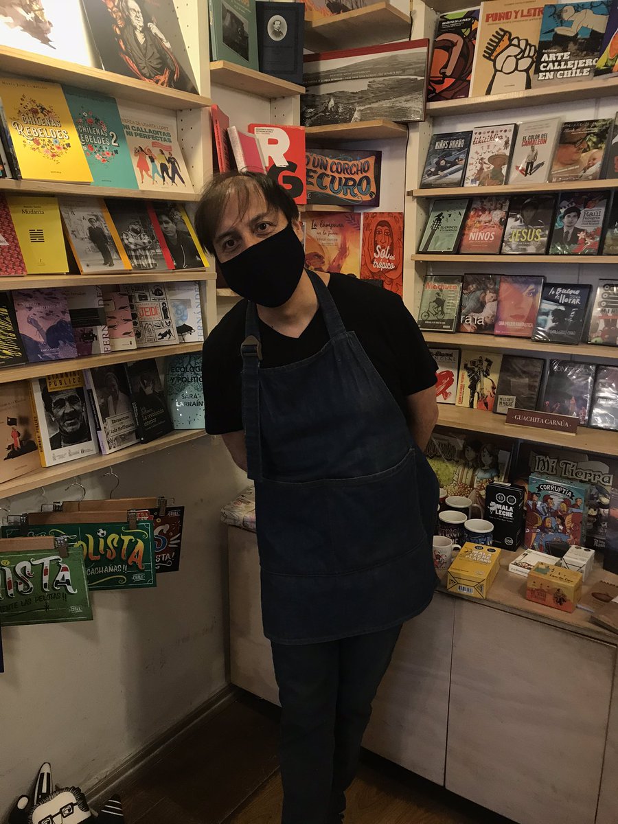 Hoy #DavidPonce en #tuartistateatiende en su boliche regalon! Venga por sus recomendaciones del experto en música chilena con varios libros a su haber!