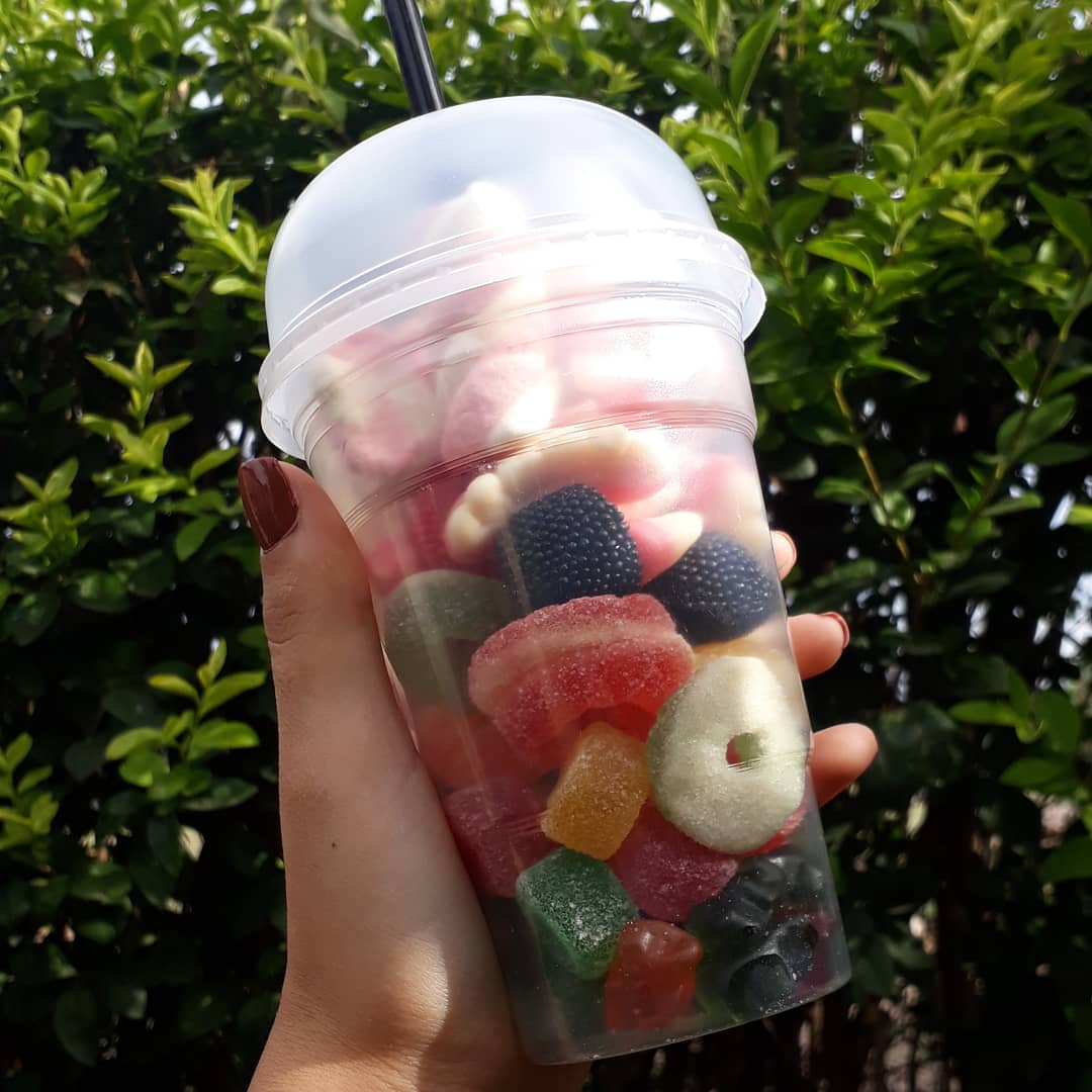 Julimartina99's tweet photo. Hola a todos! Estoy vendiendo estas bandejitas y box dulces. 
Tengo de 200grs, 300grs y 400grs. Todas con variadas gomitas y malvaviscos.🍬💛
No dudes en consultarme, ideal para regalar y regalarte🍭

Estoy tomando pedidos para San Valentín 💫🍫❤ https://t.co/GS0oL5xc4h